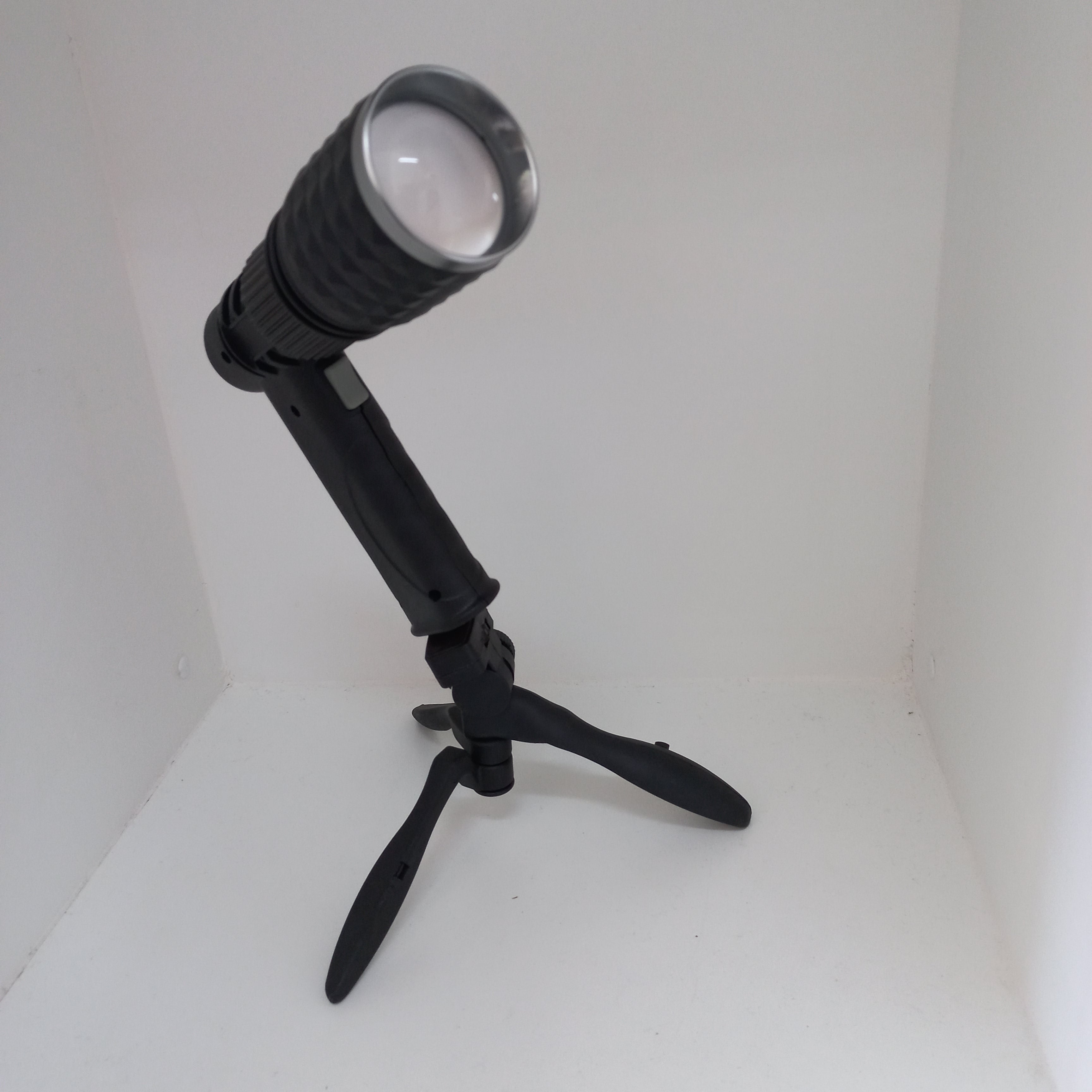 Rechargeable Zoomable Pistol Light w Tripod