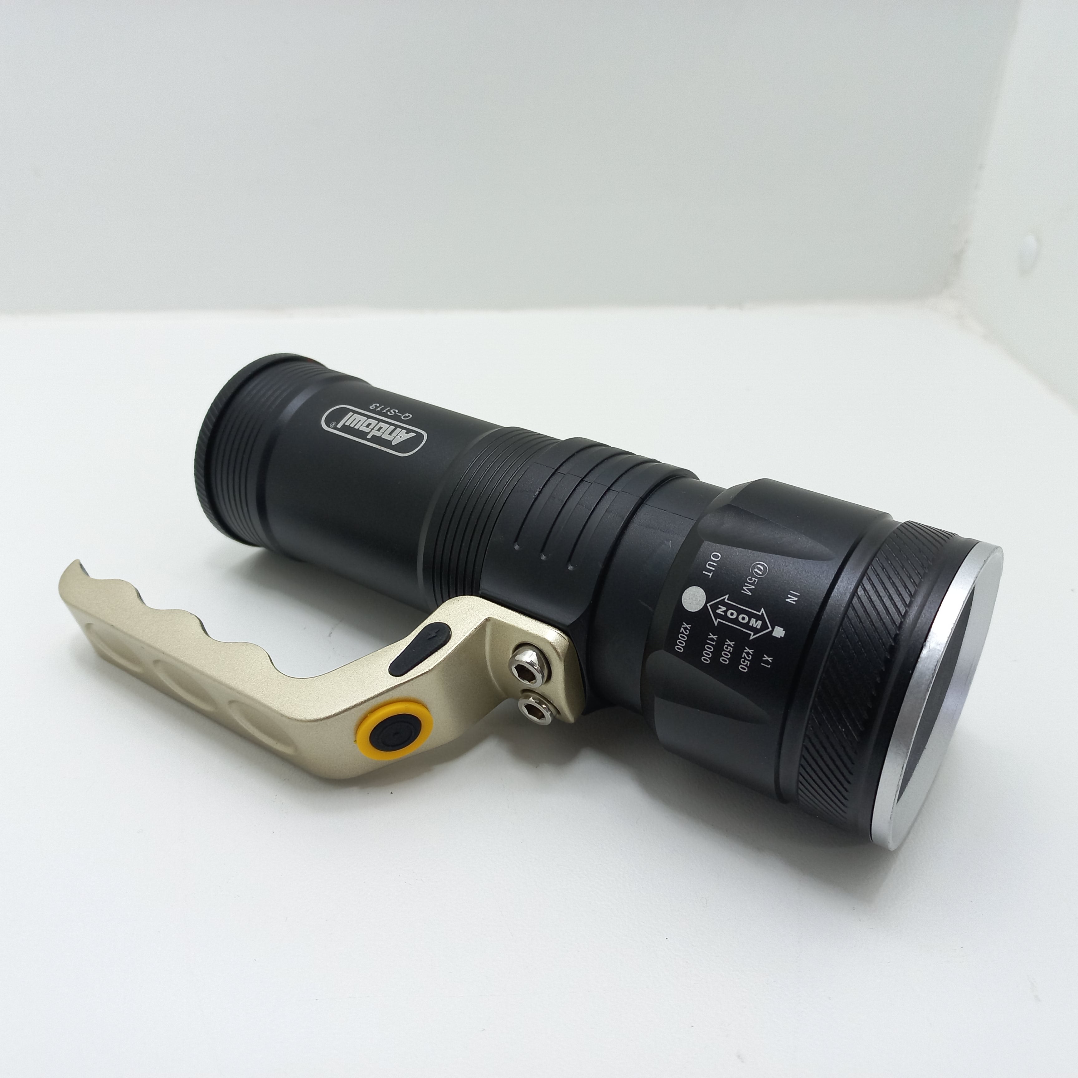 Zoomable Flashlight with Handle